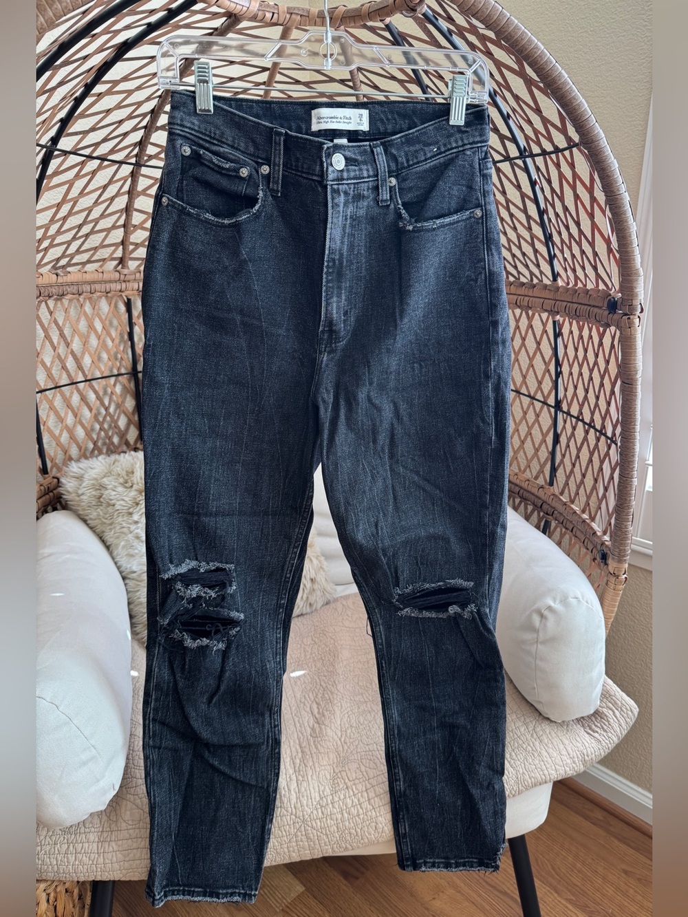 Abercrombie Curve Love Ultra High Rise Ankle Straight Black Distressed 29 8R